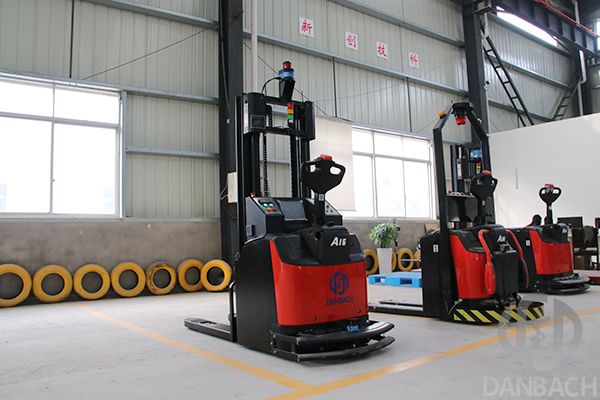 托盤(pán)搬運(yùn)式AGV叉車(chē)